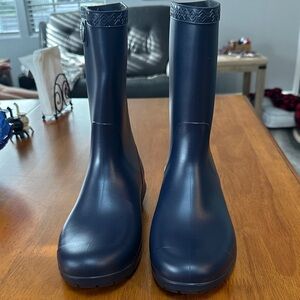 UGG Sienna Stylish Matte Navy Blue Rain Boots, women’s size 8.